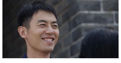 朱亚文当年参加快本时，何炅让他对吴昕公主抱，但被他当即拒绝