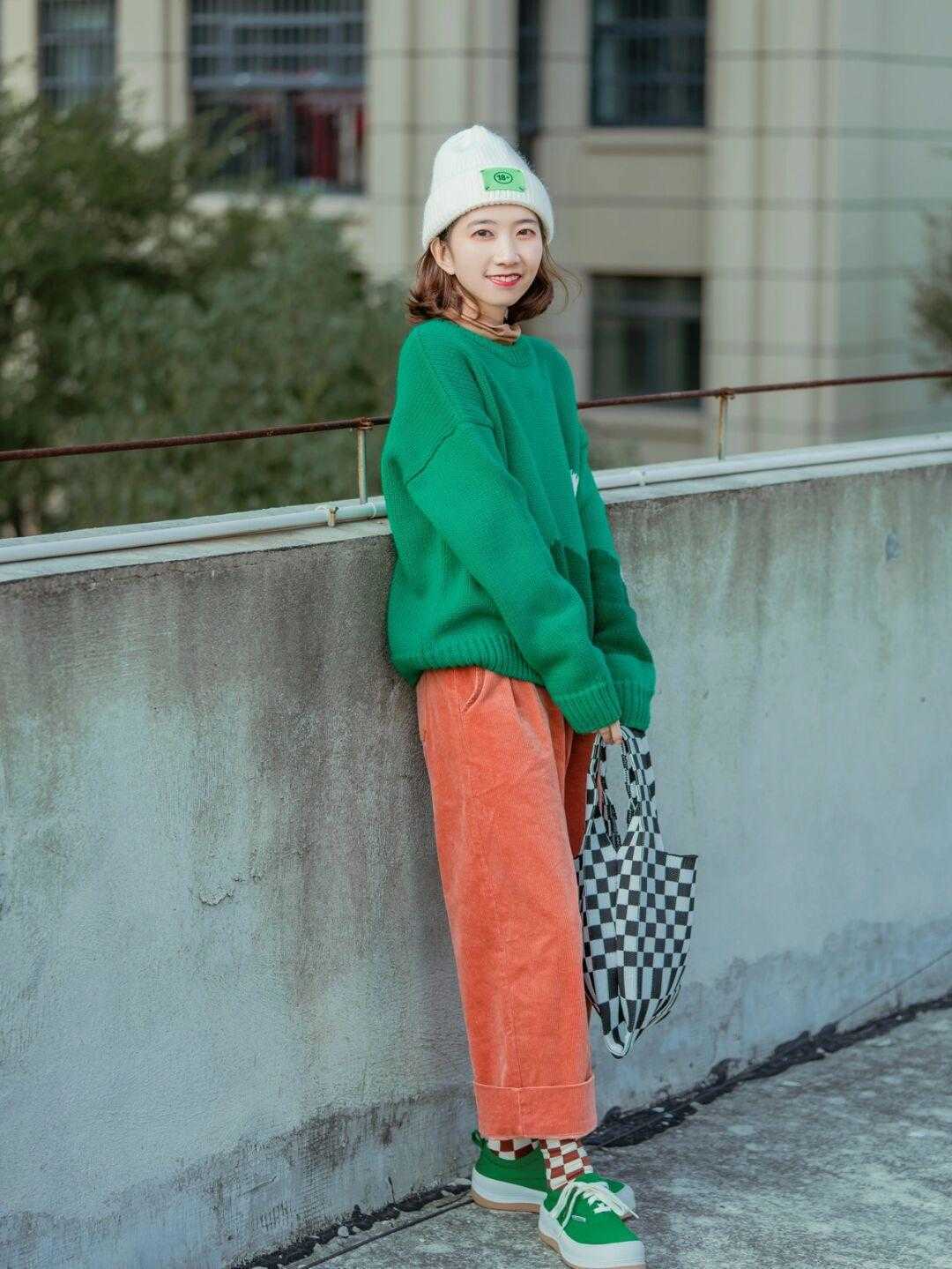 穿搭 冬季要拒绝“老气感”,快安排上这3条高级色裤装,洋气炸了