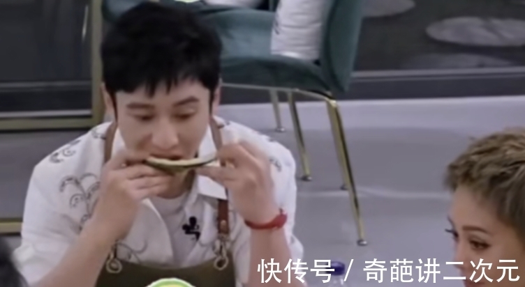 黃曉明|《中餐廳》黃曉明吃西瓜啃瓜皮，誰注意到丁真的表情了？太真實了