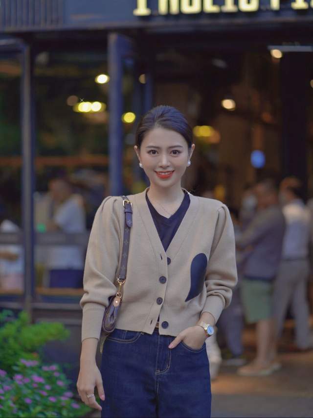 穿搭|秋季,西服怎么穿才好看?搭配上黑色针织衫和半身裙,高级又时髦