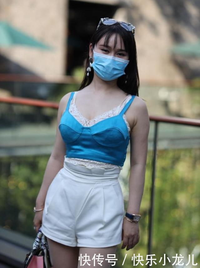 宽松|两个妹子,两个破洞牛仔裤,你喜欢紧身牛仔裤的还是宽松牛仔裤?