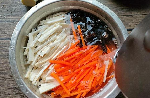 这菜我家隔2天准炒一盘，浇上料汁鲜香下饭，简单营养又好做