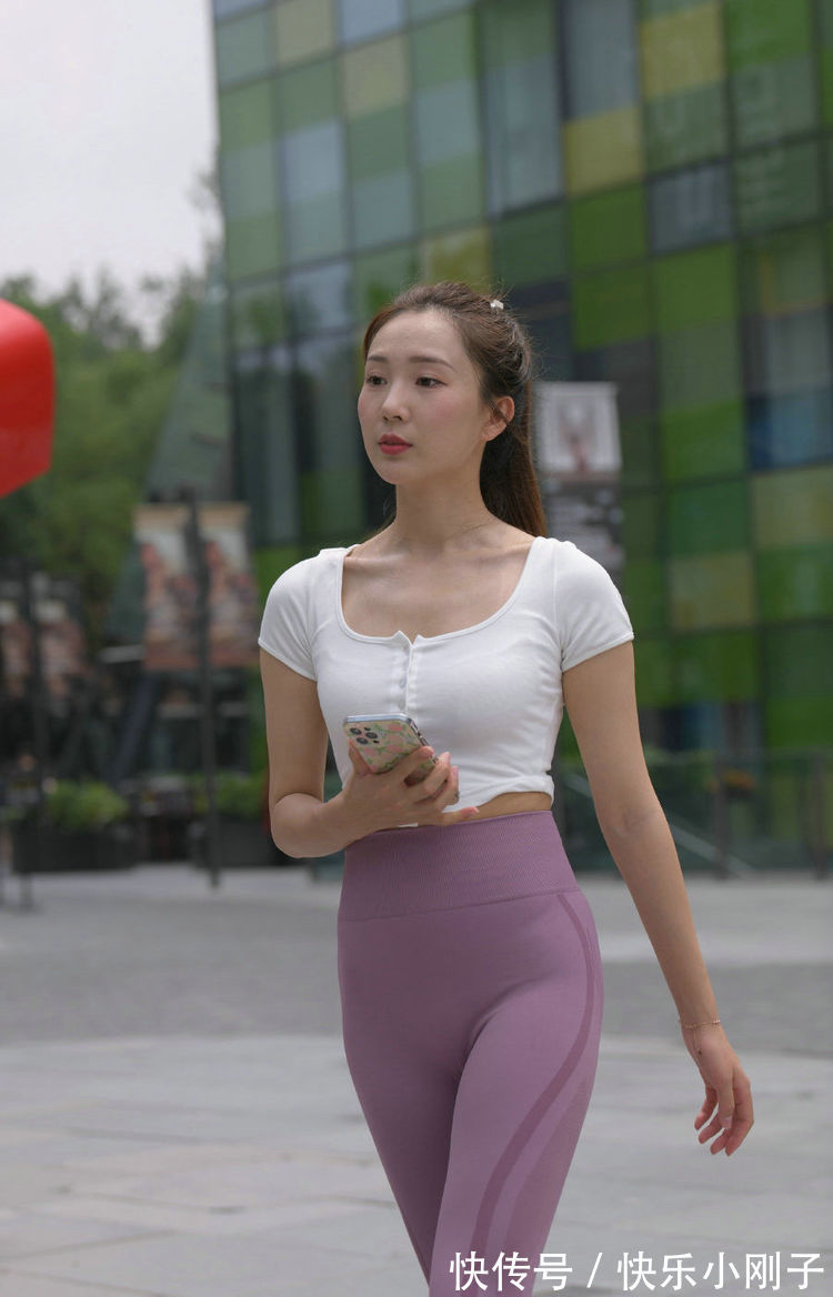 女性 白色的雪纺连衣裙,显然更修身一些,满满散发出温婉迷人女性的时尚