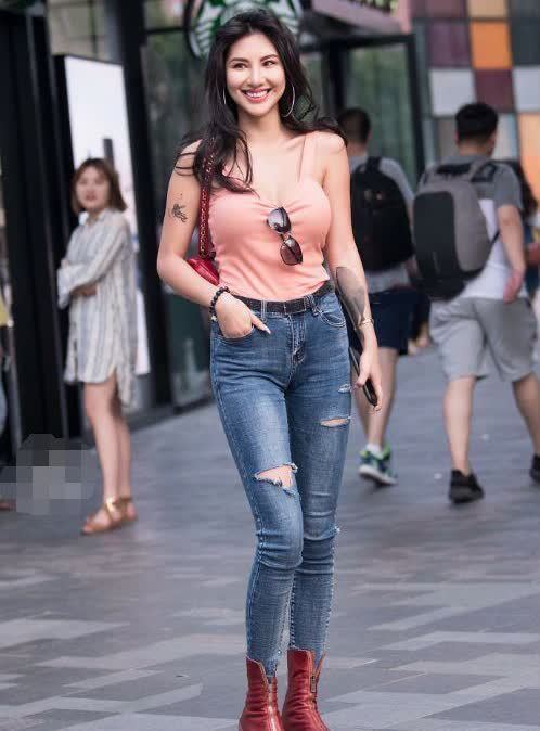 街拍:小姐姐亭亭玉立的大长腿,又长又直,令人羡慕