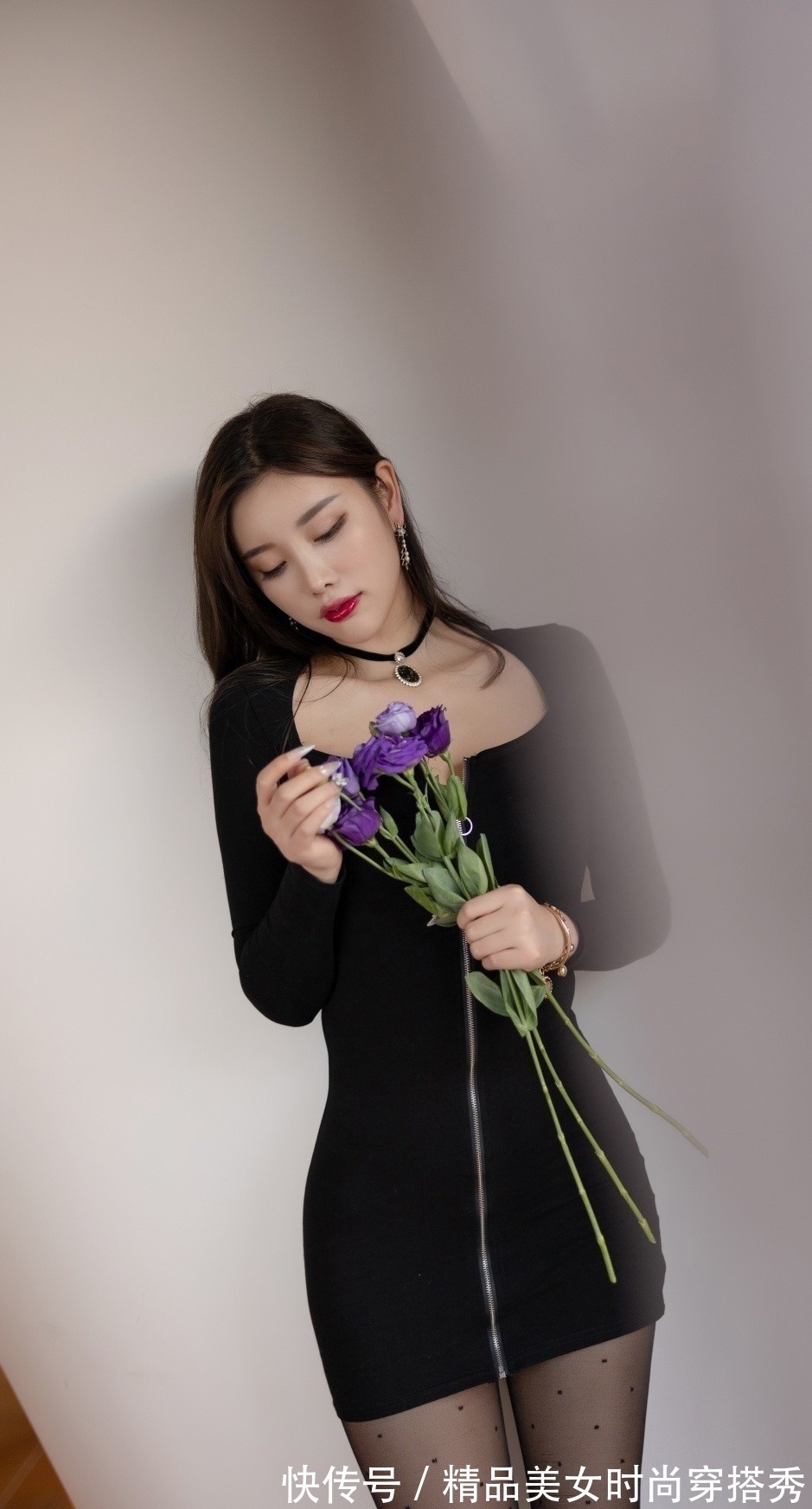 修身 黑色修身连衣裙搭配高跟鞋,优雅又从容又时尚迷人