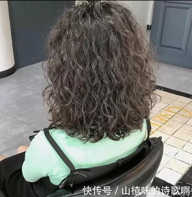 2020秋冬流行全头烫发型20款，蓬松保暖又洋气，你烫同款了吗