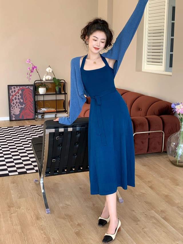 翻领|秋天怎样穿才有气色?身穿一件红色翻领连衣裙,穿上身复古又显白