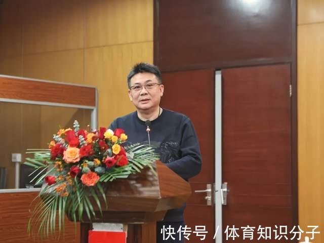 龚翔宇|蔡斌上任中国女排主教练,江苏女排举行壮行会,龚翔宇给恩师送花