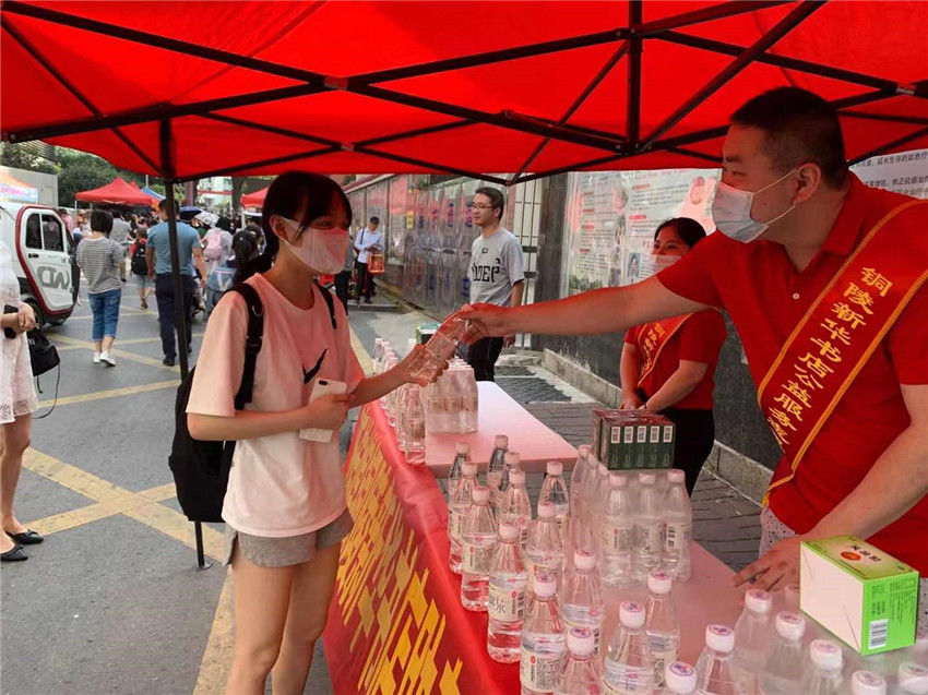 高考志愿填报指南|暖心助考 安徽新华书店在全省多处设立高考服务点