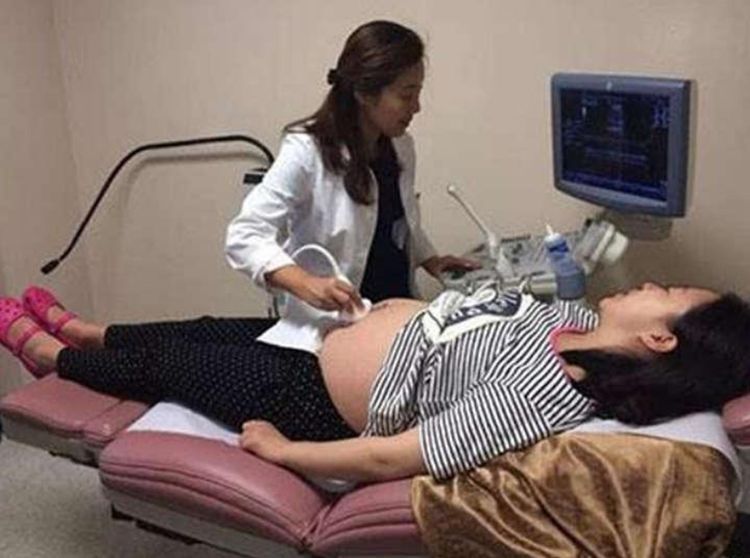 B超|产检做B超看见腹中胎儿不停做鬼脸,孕妇正开心,医生不能留