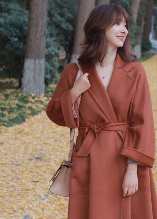 小蛮腰 穿大衣不要只会敞开穿了,搭配腰带保暖显瘦又高级,谁穿都好看