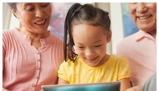 奶奶|为什么奶奶带的孩子讨厌妈妈?嘴上说着疼,行为上做着“害”