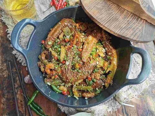 韩国游客在中国,这应该是穷人吃的吧中国网友这个不便宜