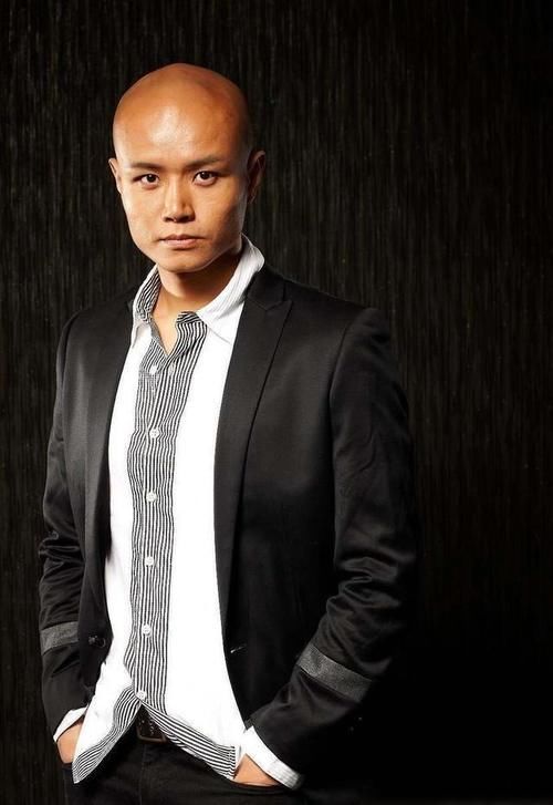 主持嘉宾乐嘉近况被爆！开百万豪车带2万进口宠物狗出门。