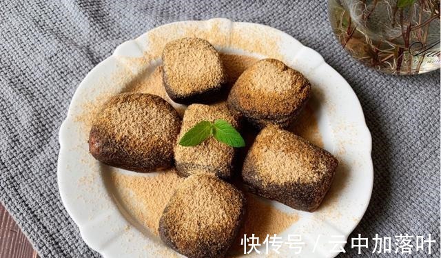 年糕|自制黑芝麻核桃芝士年糕，能拉丝又清甜，关键是一点也不腻！