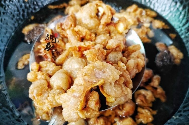 熬猪油时，只加水是错的，多加这2样，猪油又香又白，放1年不坏