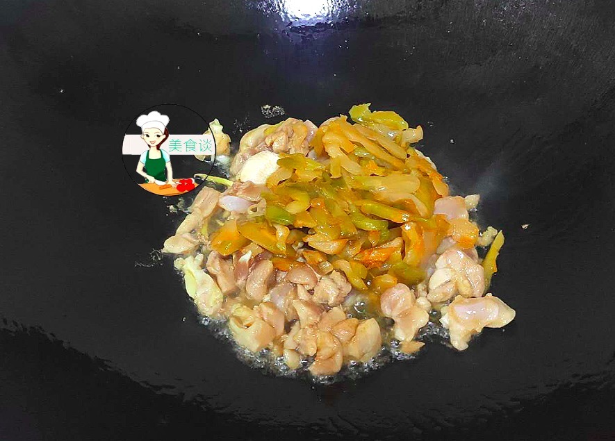 鸡腿肉别老红烧了，学会此做法，简单炒一炒，上桌胃口大开，特香
