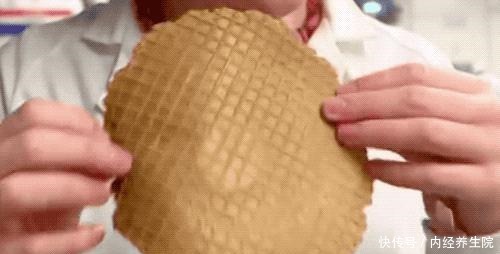 有格纹的冰淇淋蛋筒,是怎么在流水线上做出来的