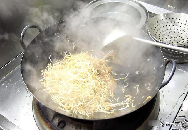 绿豆芽|绿豆芽炒肉丝怎么做不出水，厨师长教你小技巧，清脆爽口又入味