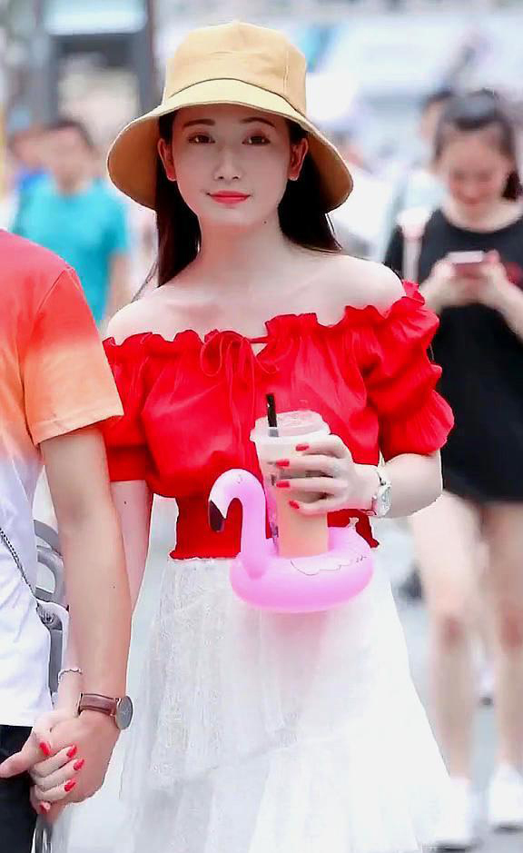 街拍:小姐姐的长相甜美,穿搭端庄,个性十足