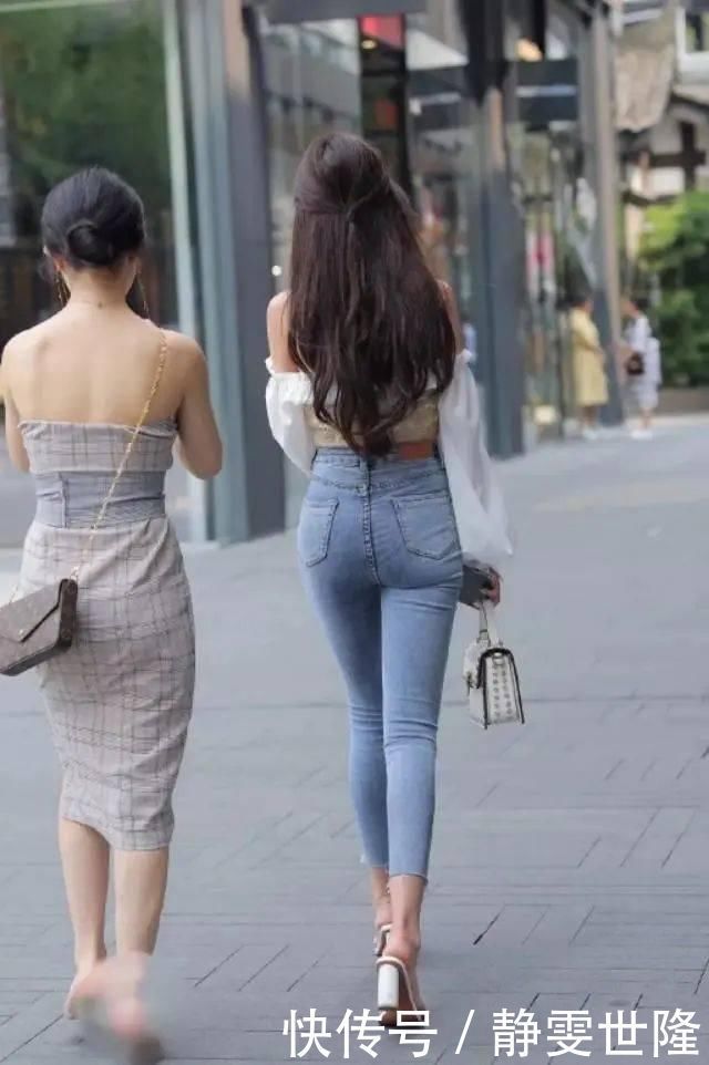 紧身牛仔裤尽显曼妙身姿,背影才是堪称一绝的时尚美