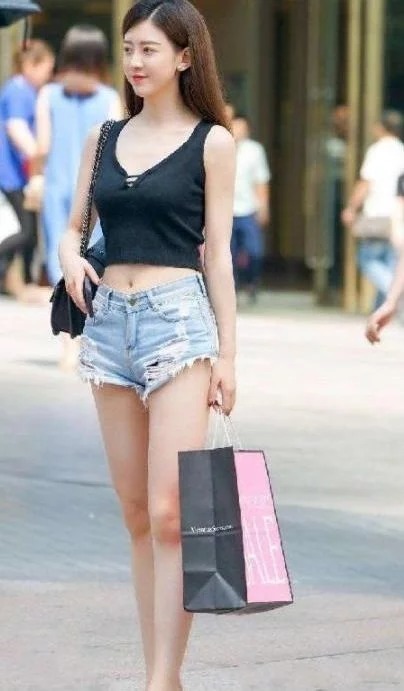 小姐姐|街拍:小姐姐穿着一件黑色紧身背心搭配上热裤,时尚又潮流