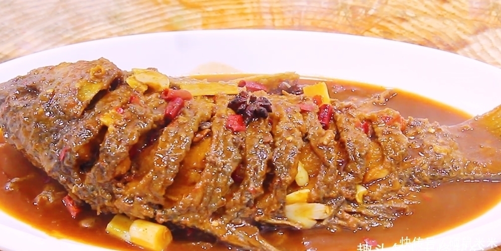 少许|红烧鱼的家常做法,鱼肉鲜嫩入味,解馋又下饭,出锅连汤汁都不剩