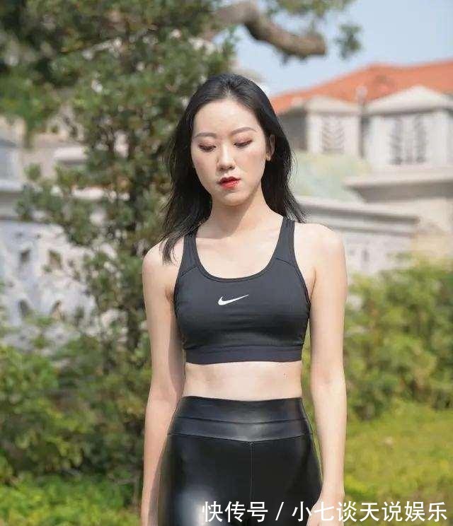 别样|别样的牛仔裤穿法，气质女孩喜欢的裤装搭配，朴素时尚有气质