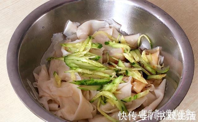 饺子皮只用来包饺子太可惜了!教你简单新吃法,比吃饺子还香