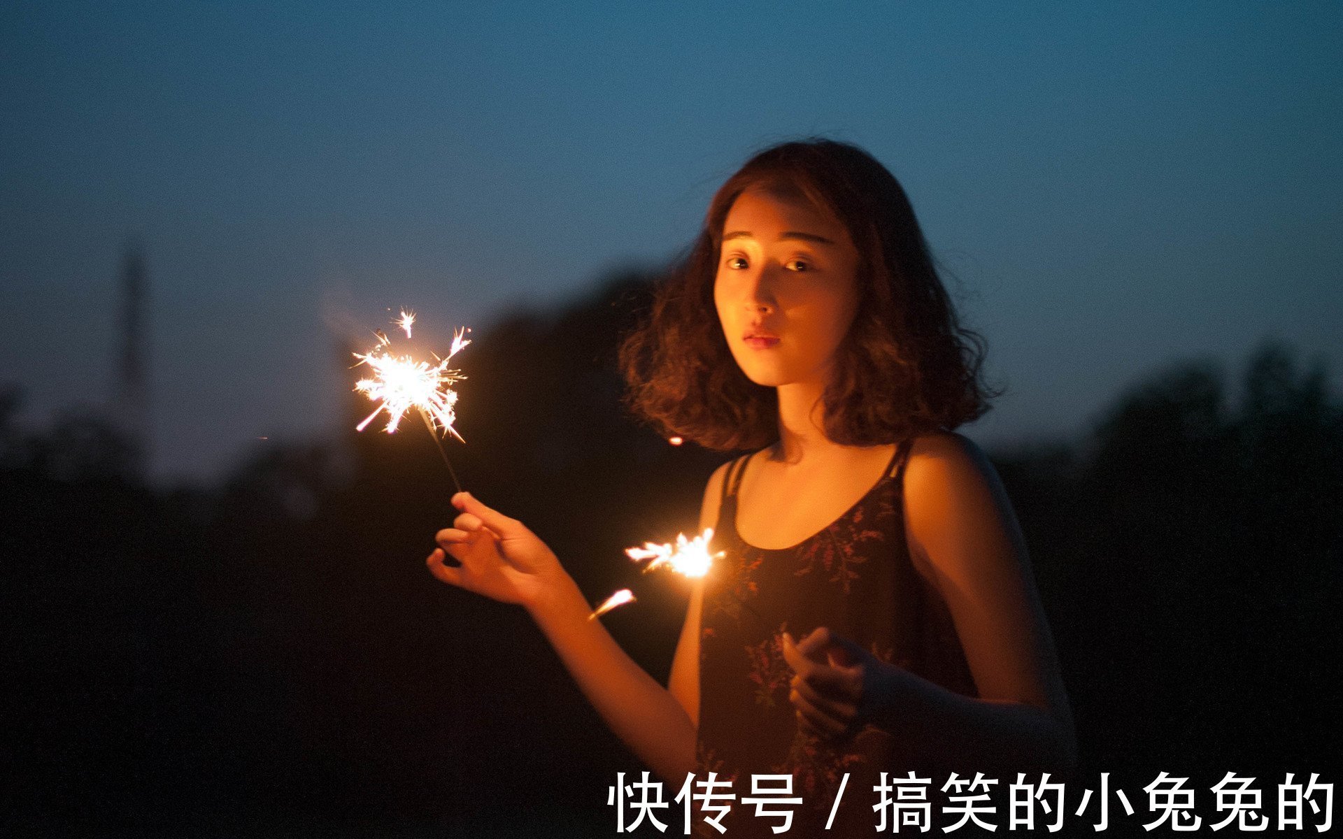 |搞笑GIF段子:牛:羡慕不,快开心起来吧!