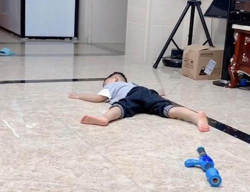 妈妈|姐姐开学后,弟弟“花式”想姐姐,妈妈吐槽:忘记她咋揍你的了?