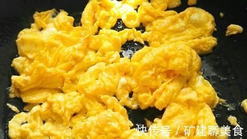 技巧|炒鸡蛋有技巧,最“忌”直接下锅,多做一步,鸡蛋嫩滑不粘锅