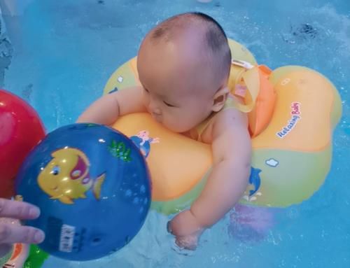 腿部发育|婴儿不能过早弹跳和学走路，但游泳不能太晚