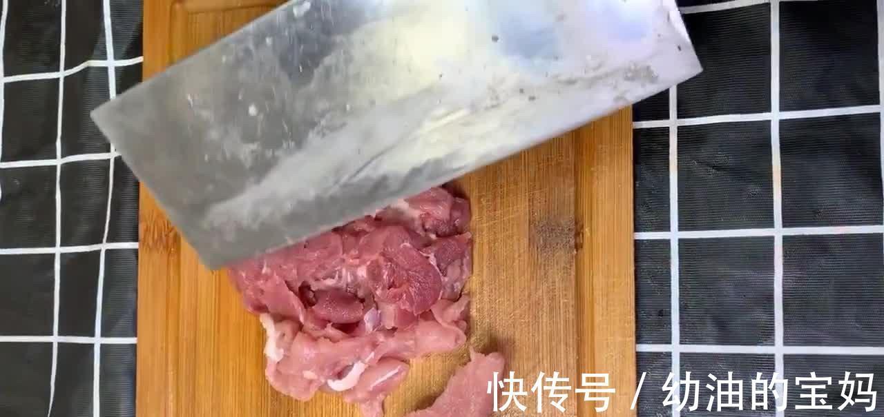蒜苗炒肉片,口味咸香微辣,极其农村特色,农家菜馆必点的美味!