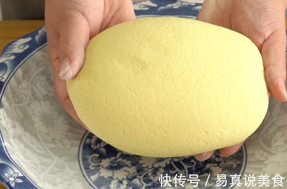开水烙玉米饼，最拿手的面食，一次做一打，又薄又软不放油