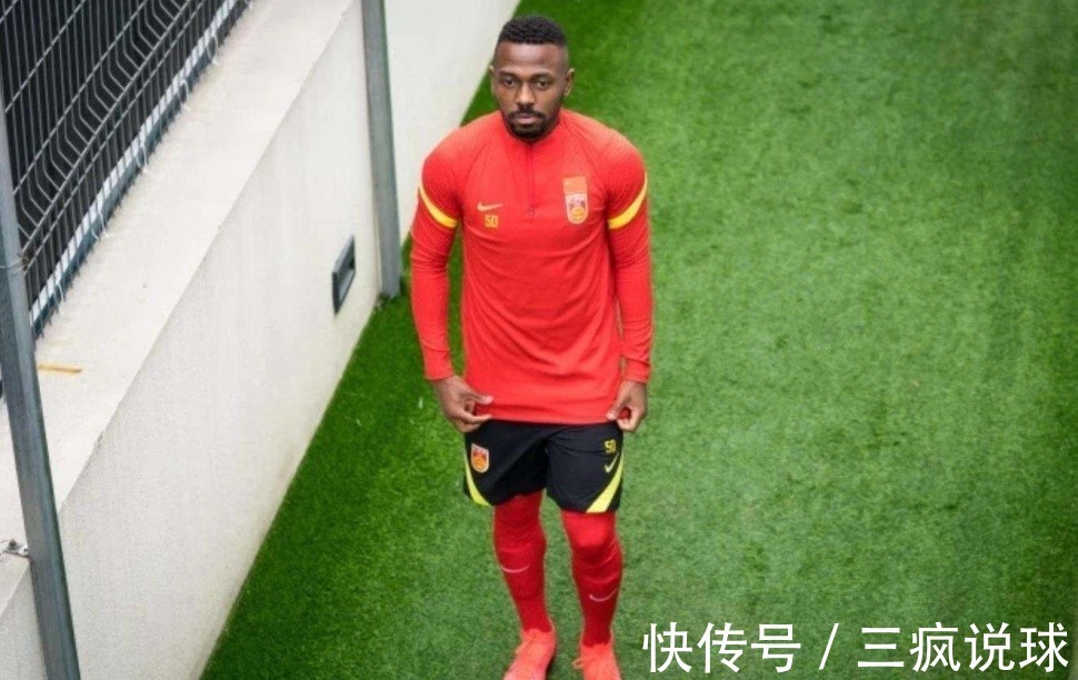 李霄鹏|李霄鹏连遭重创,曝国足多人确诊,除了艾克森竟还有球员感染病毒