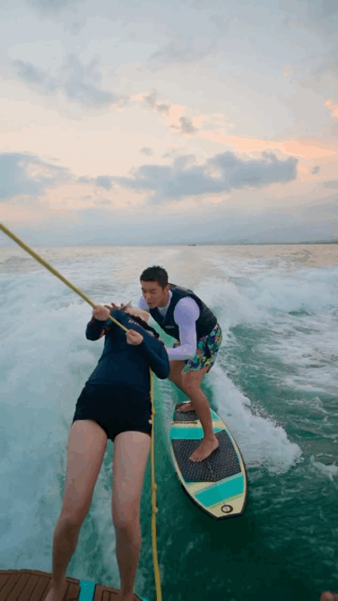 网友偶遇霍思燕杜江冲浪,嗯哼赤脚玩,粉丝被问小女孩说“三不”