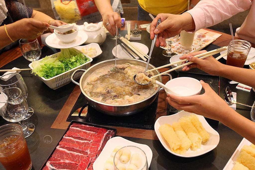 火锅风靡中国,外国游客来了也“上瘾”,在美国为什么流行不起来