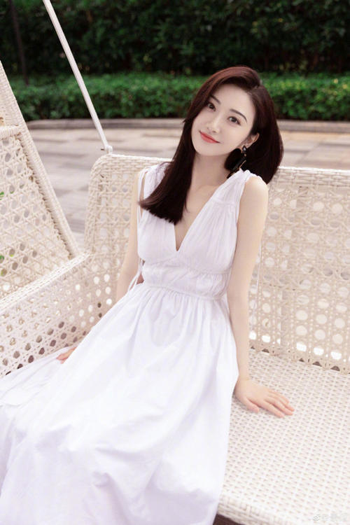 性感|章泽天穿小白裙美到耀眼,都当妈妈了,打扮甜美还是那个奶茶妹妹