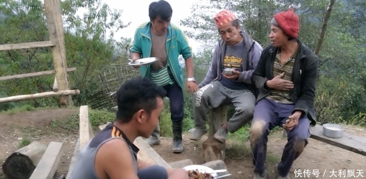 尼泊尔|尼泊尔山区农村建房子,主人砍五斤黑猪肉,红烧猪肉招待帮忙的