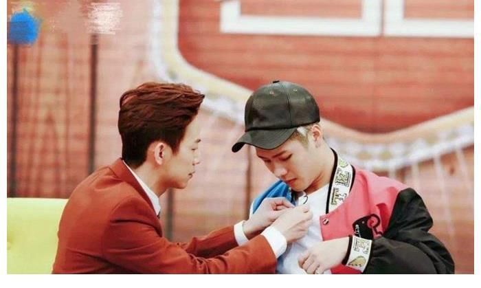 拜托了冰箱|何炅问王嘉尔:你的朋友谁最有钱?王嘉尔秒回答,让何炅猝不及防