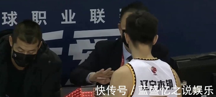 辽篮|争议!赵继伟吃技犯不满,被队友赶紧拉开,郭艾伦场边晃张镇麟!