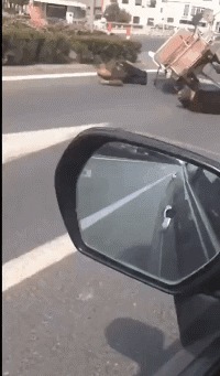 |搞笑GIF:哥们有你这样坐席的吗,你考虑过别人的感受吗