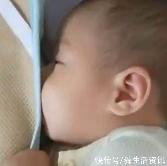 儿媳妇|小宝宝在熟睡，奶奶发现他嘴巴在动，掀开被子后被逗笑了