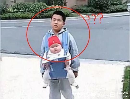 哥哥|兄妹相差12岁,哥哥抱妹妹出行一脸无奈:比我上学的书包重多了