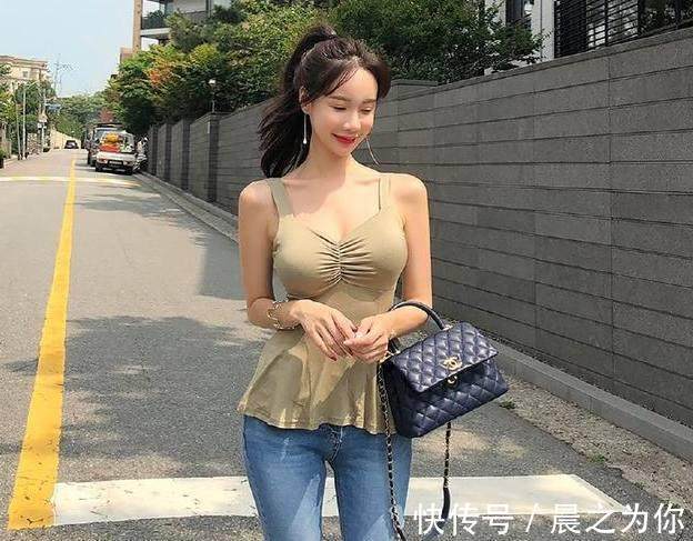 舒适 大气优雅的牛仔裤美女,搭配出精致的迷人身段,彰显青春气息!