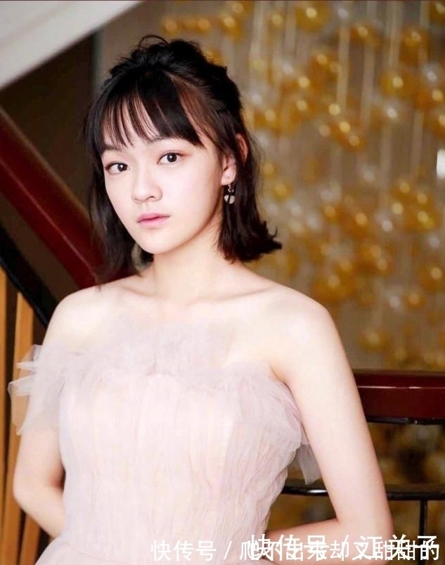 单丸子头 别再披头散发了,今秋流行这3种“扎发发型”,简单自然易上手