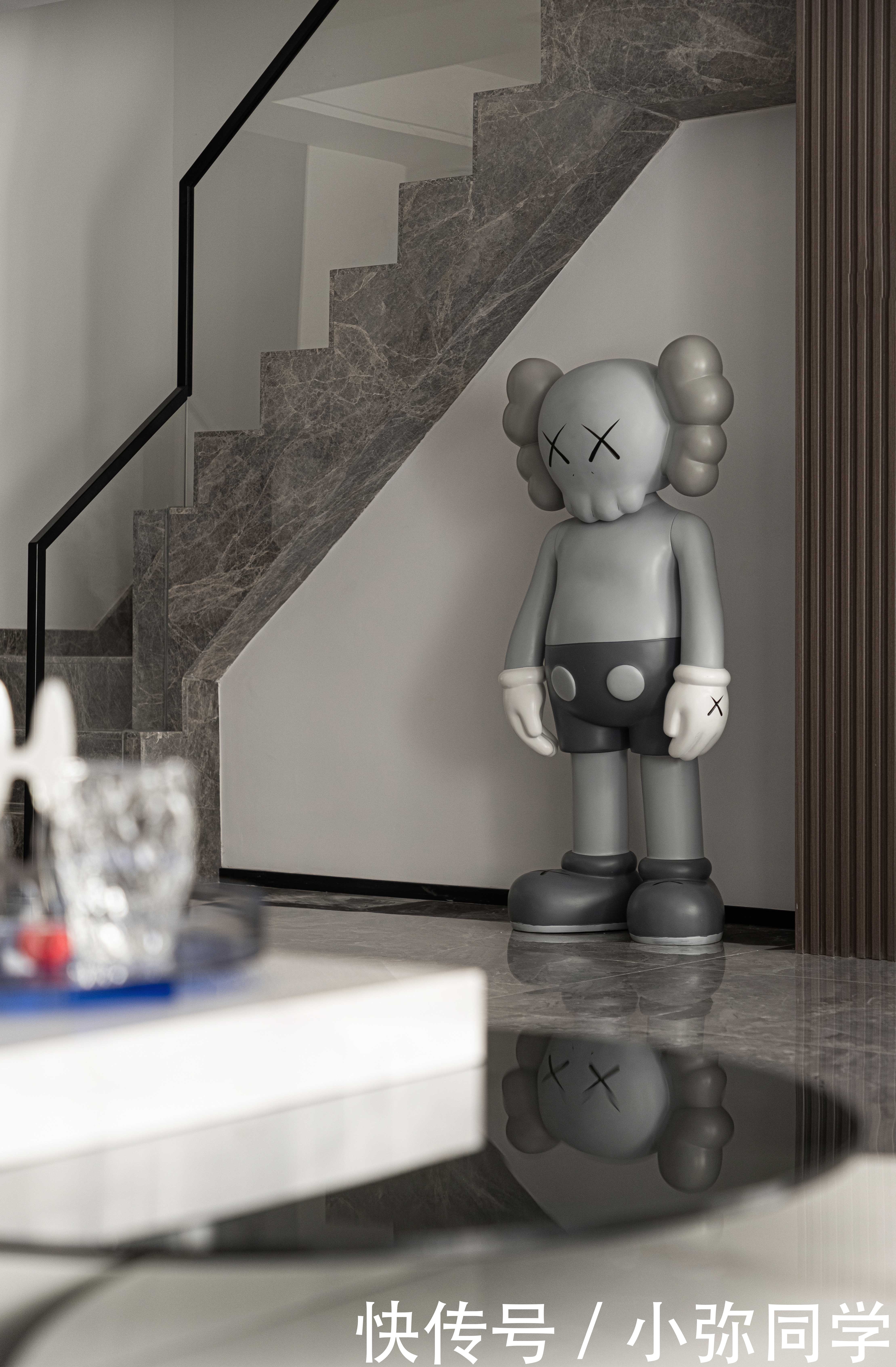 轻奢|260平现代轻奢,跃层的客餐厅也能如此出众