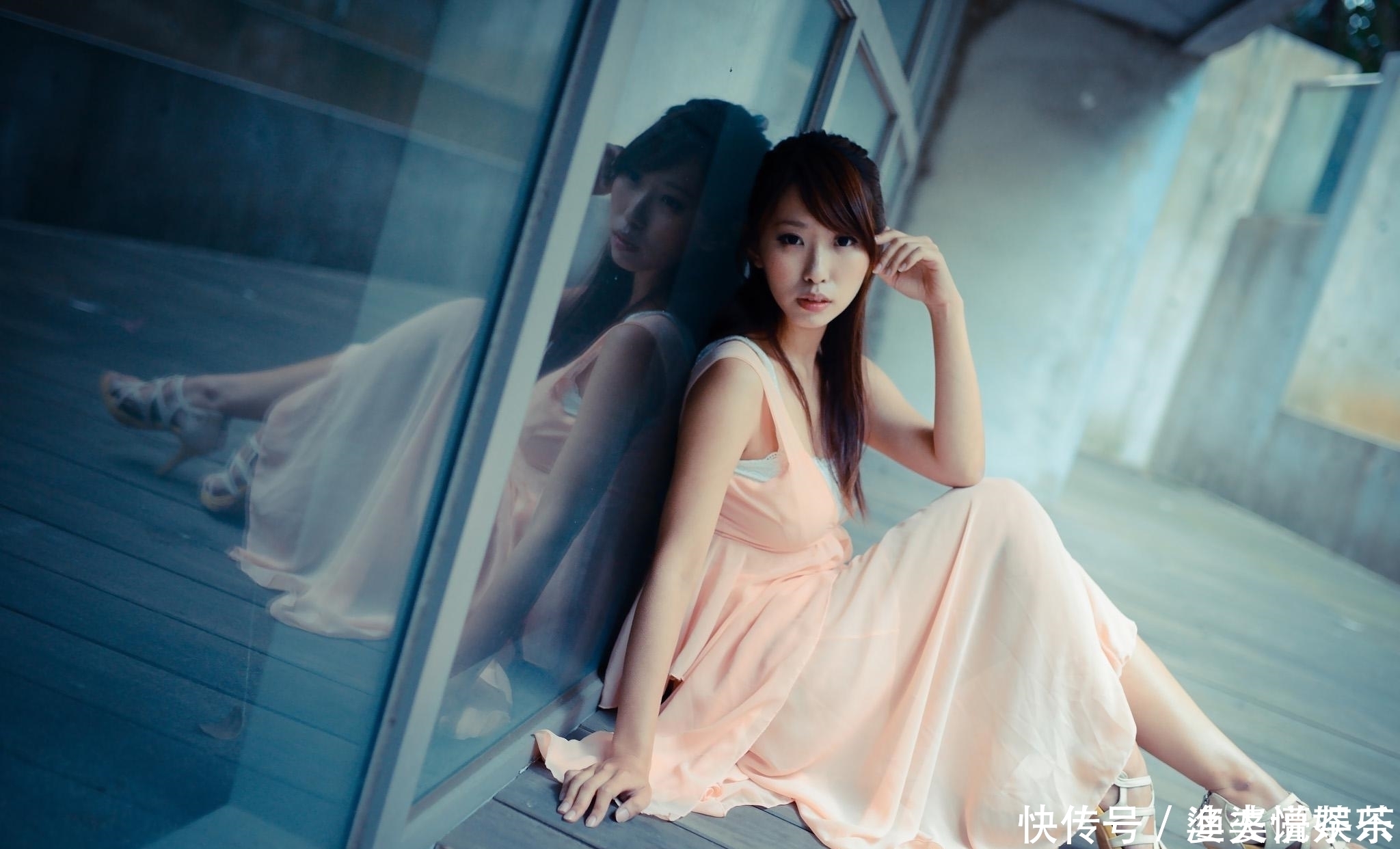 时尚穿搭推荐：时尚美女唯美写真，青春、靓丽，简直美爆了