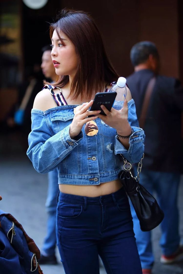 街拍:牛仔露脐一字领外套搭配紧身小脚裤,欧美嘻哈女人味浓!